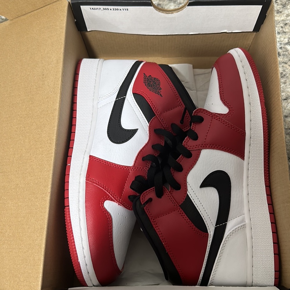 Jordan 1 mid Chicago